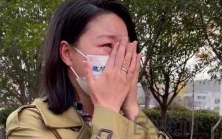 气哭记者的狗咬人事件涉事人被停职，之前已登门道歉，伤者拒收赔偿