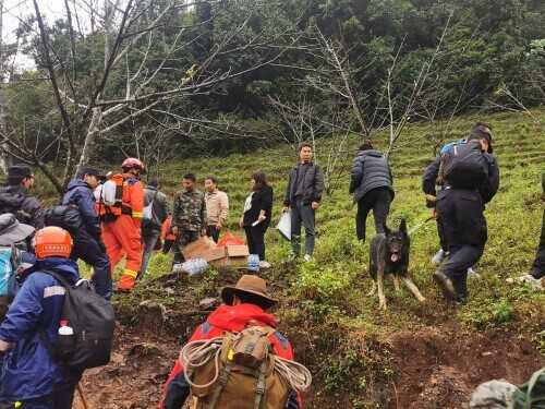 哀牢山4人失踪第8天：雨雾影响救援，重装搜救组24人进山