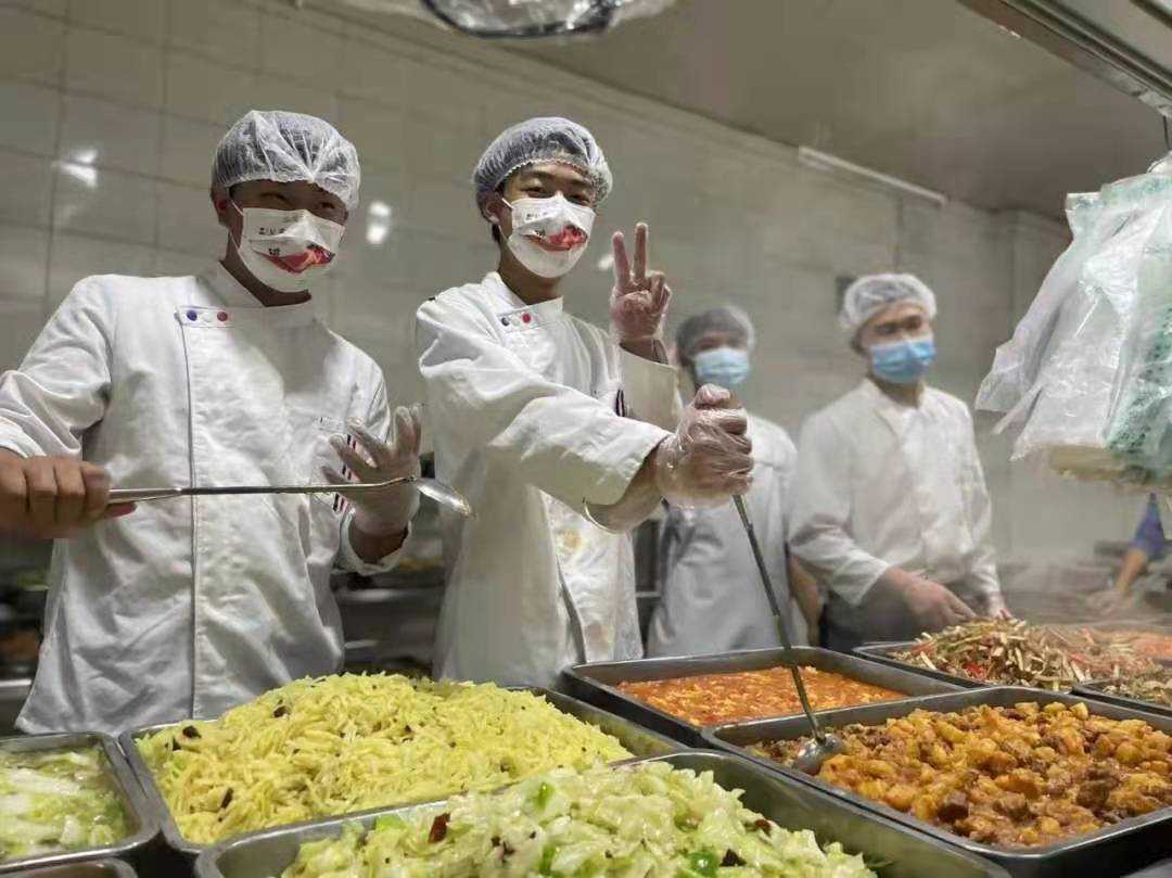 高校厨师因黄码无法入校，烹饪专业学生到食堂上岗