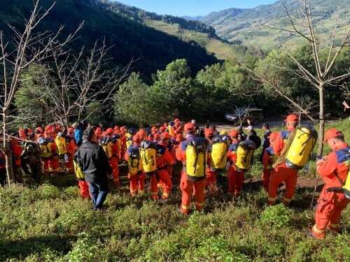 哀牢山4人失踪第8天：雨雾影响救援，重装搜救组24人进山