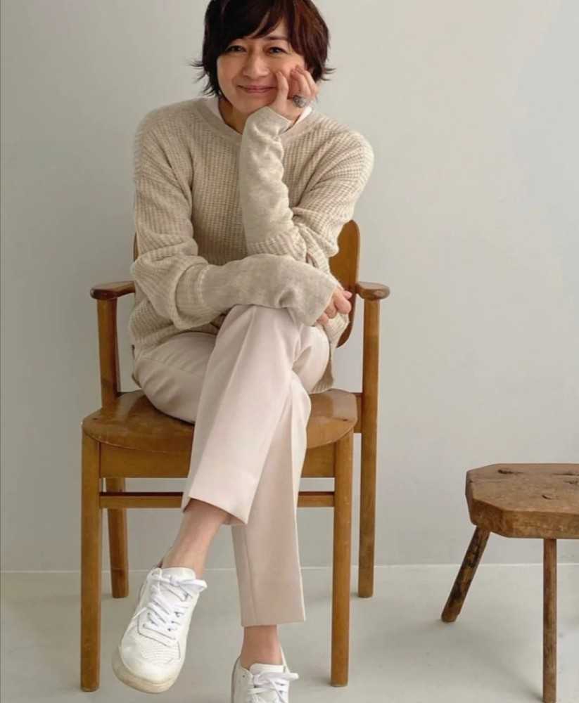 50＋的女性学学富冈佳子的穿搭，精致优雅又得体，不开美颜更自然