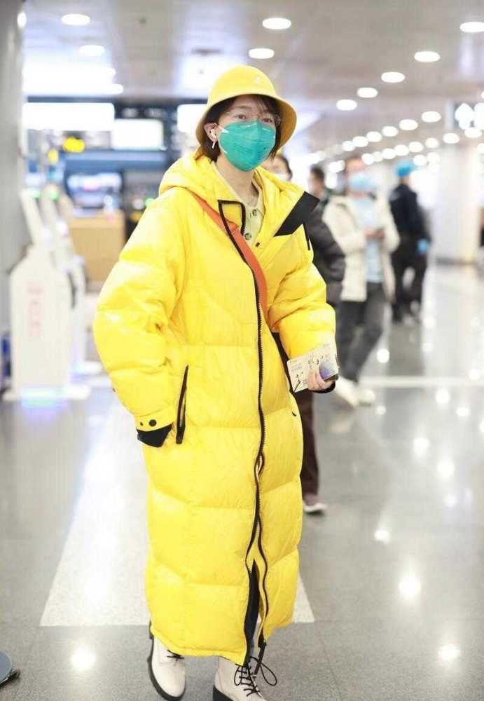 焦俊艳私服穿搭真时髦，穿柠檬黄羽绒服走机场，一般人不敢穿