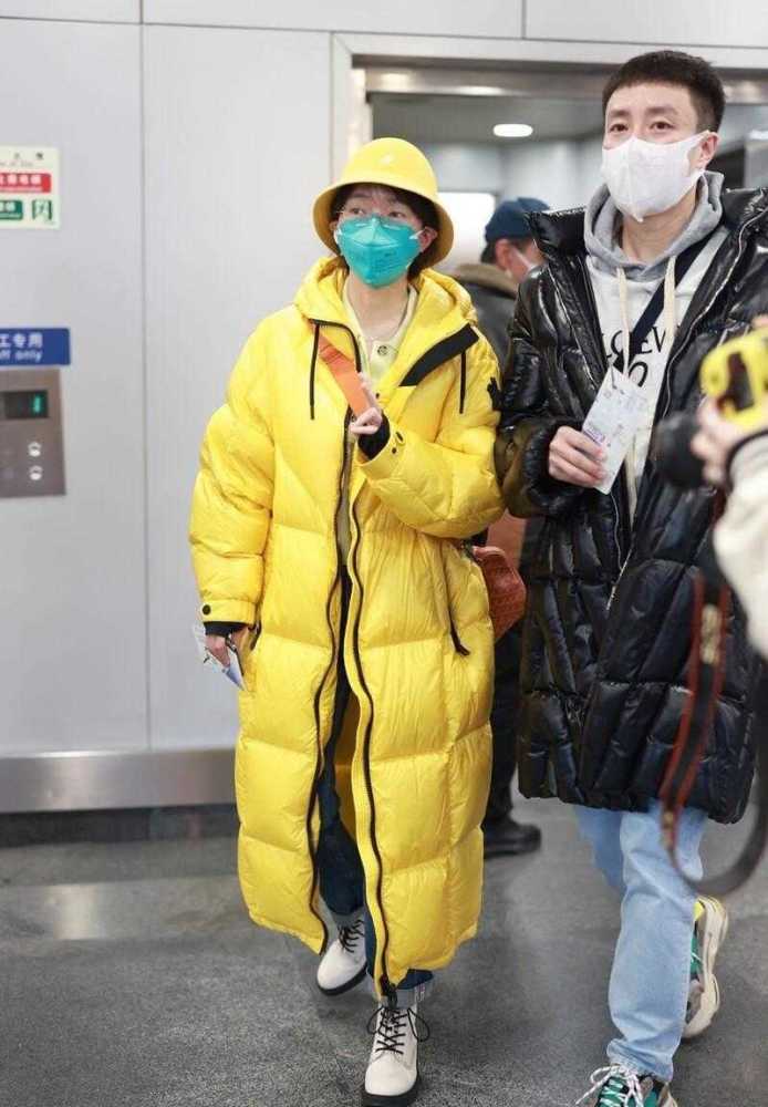 焦俊艳私服穿搭真时髦，穿柠檬黄羽绒服走机场，一般人不敢穿